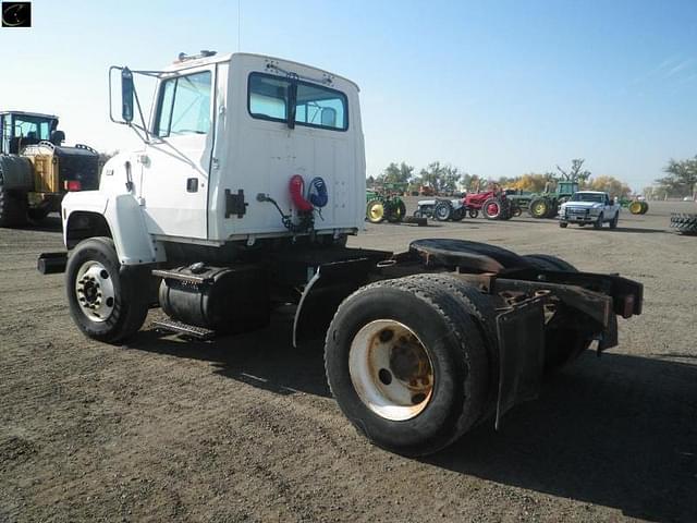 Image of Ford L8000 equipment image 3