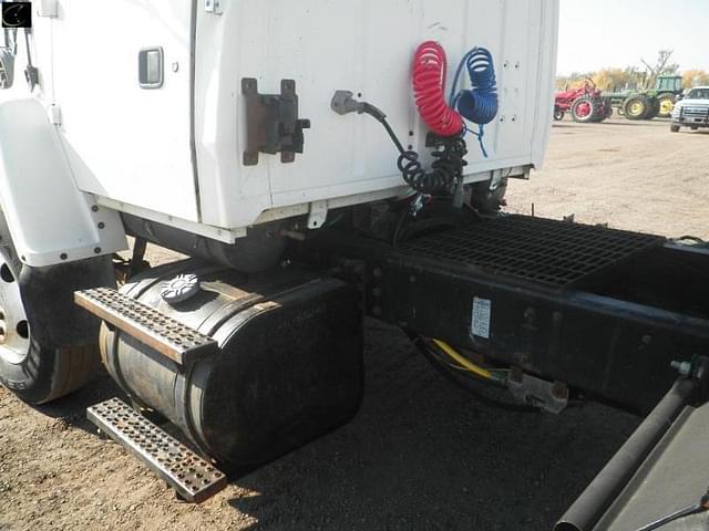 Image of Ford L8000 equipment image 4