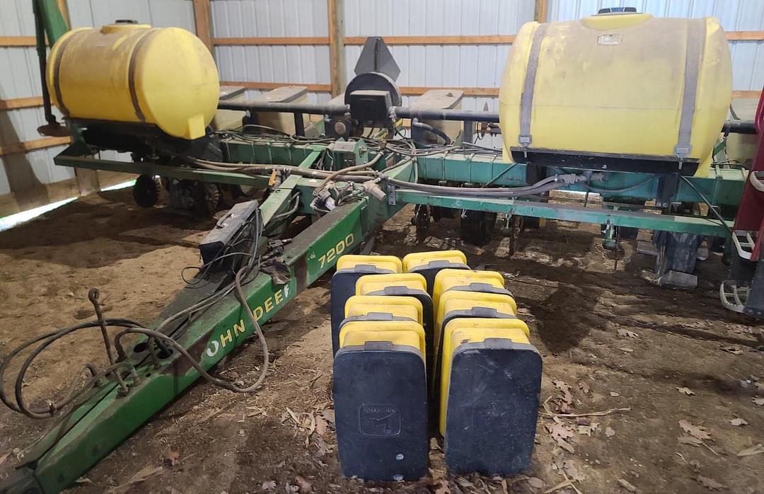 Image of John Deere 7200 Image 0