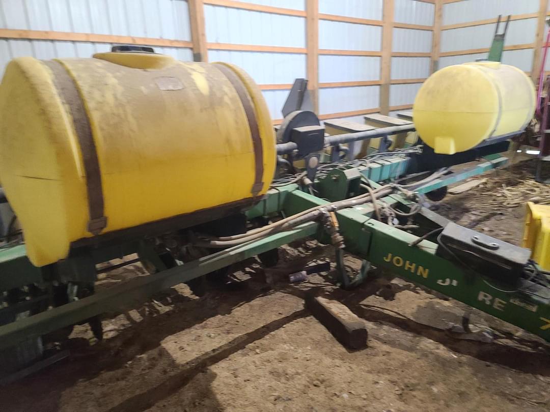 Image of John Deere 7200 Image 1