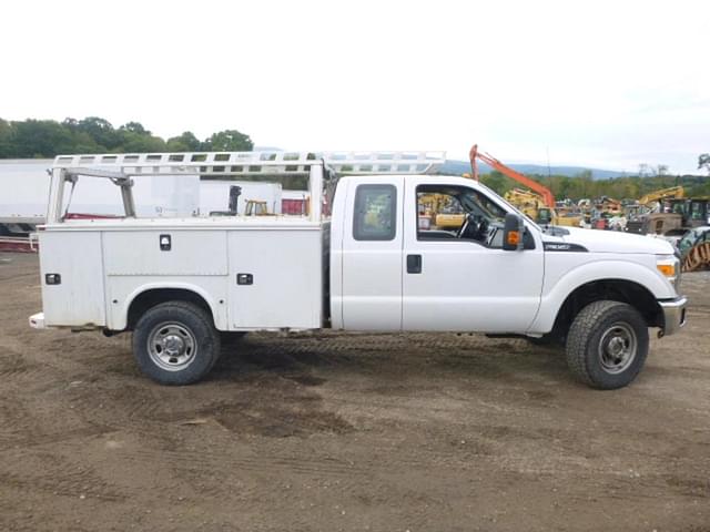 Image of Ford F-350 equipment image 2