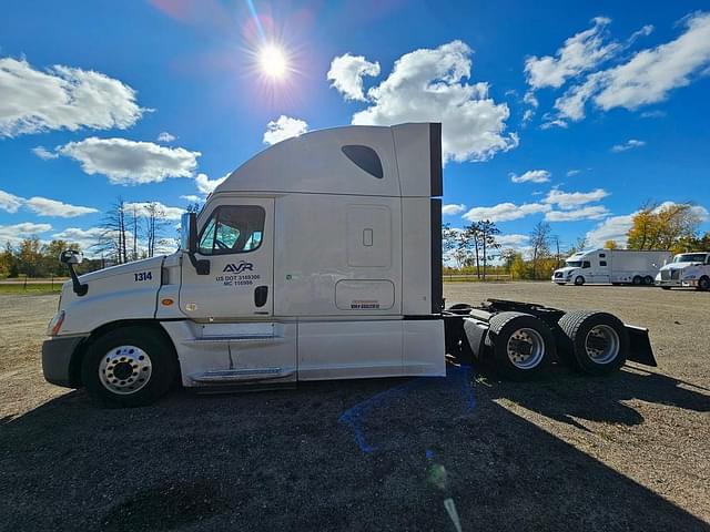 Image of Freightliner Cascadia equipment image 1