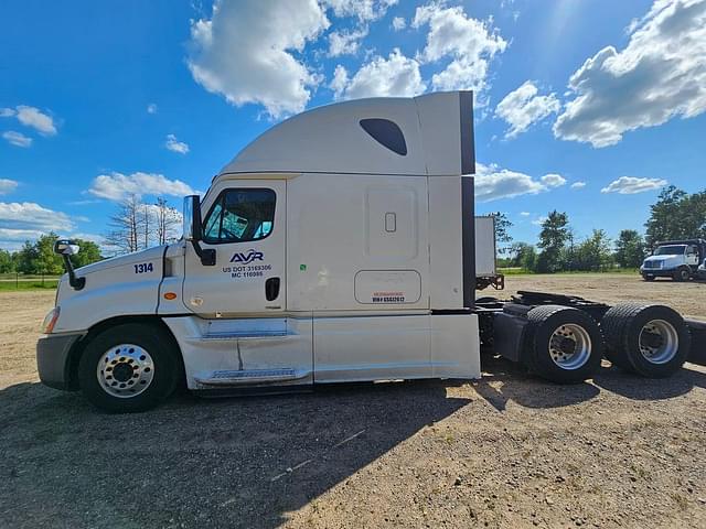 Image of Freightliner Cascadia equipment image 1