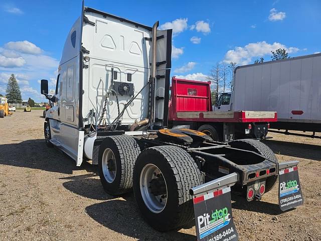 Image of Freightliner Cascadia equipment image 2