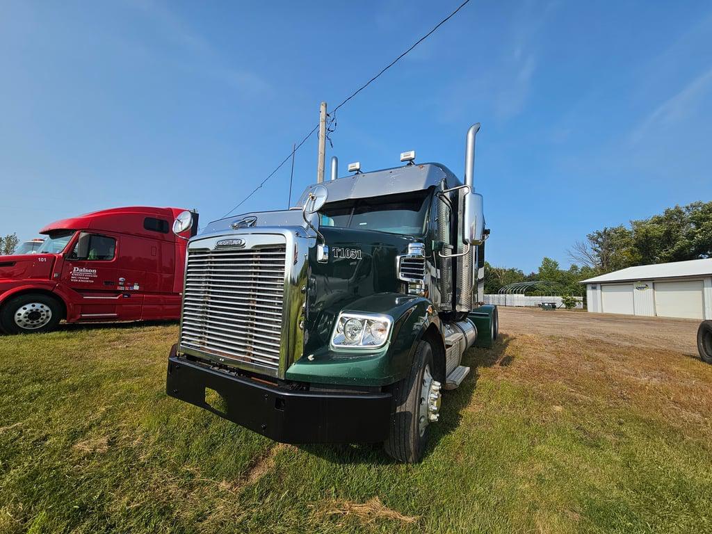Image of Freightliner 122SD Primary image