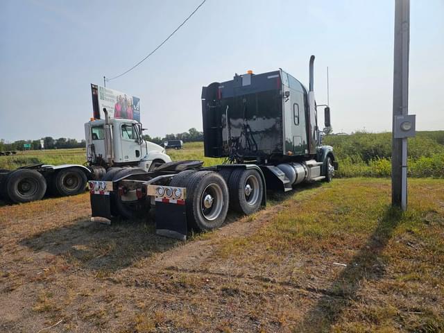Image of Freightliner 122SD equipment image 4