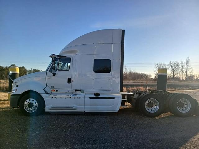 Image of International Navistar equipment image 1