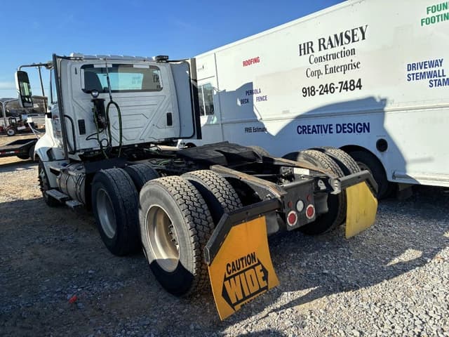 Image of International ProStar Plus 122 equipment image 3