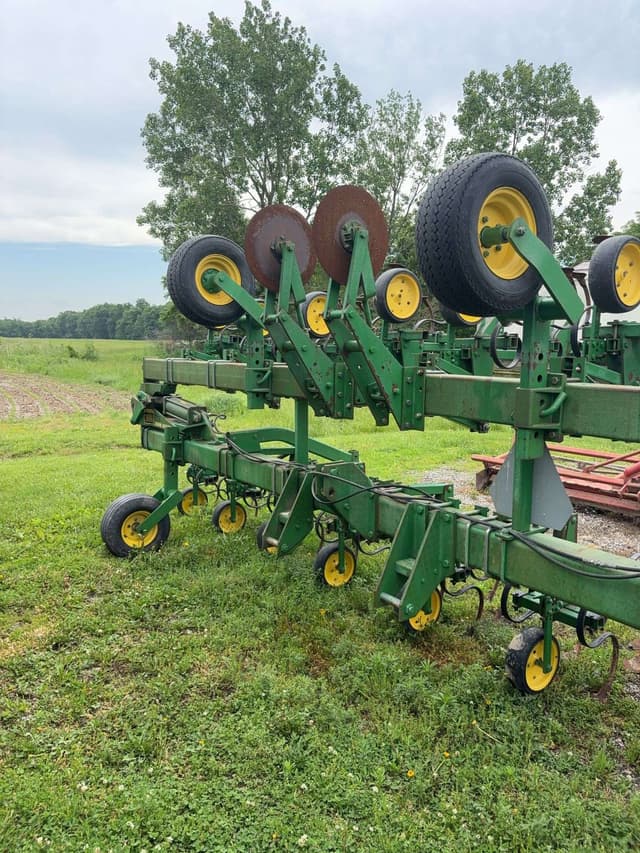 Image of John Deere 845 equipment image 1