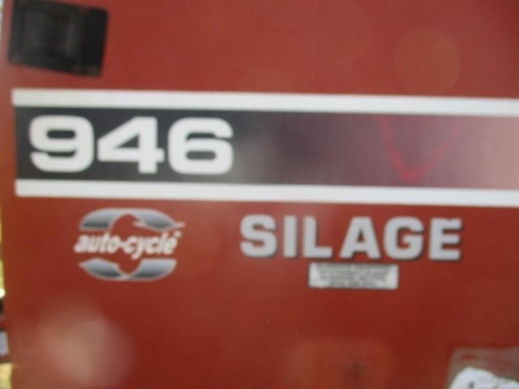 Image of Hesston 946 Image 1