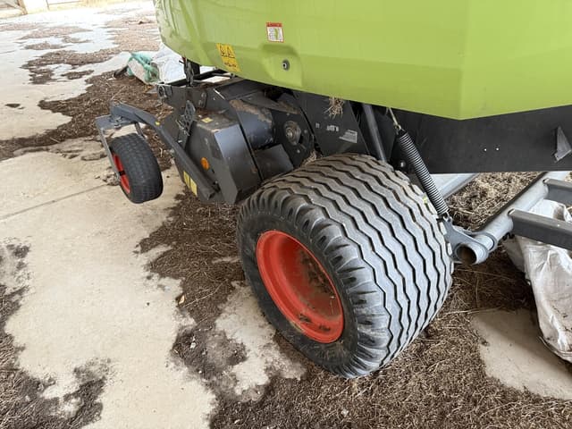 Image of CLAAS Variant 380 equipment image 4
