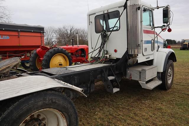 Image of Freightliner FLD120 equipment image 2