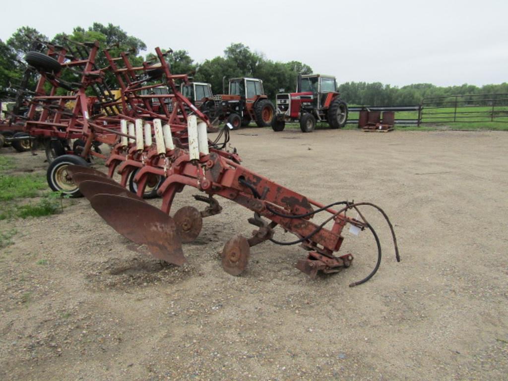 Image of International Harvester 710 Primary image