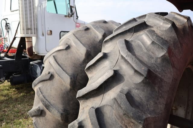 Image of Farmall 806 equipment image 3