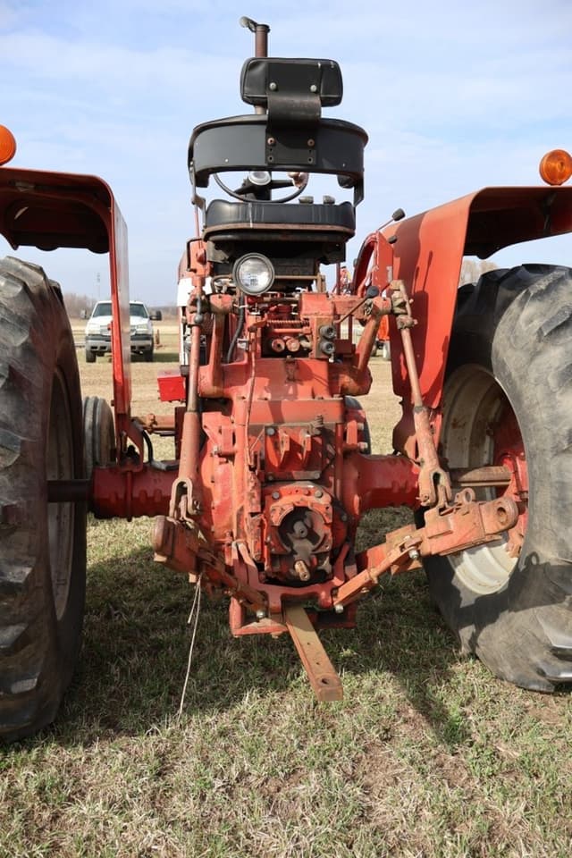 Image of Farmall 806 equipment image 4