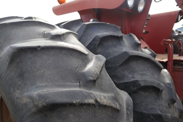 Image of Farmall 806 equipment image 2