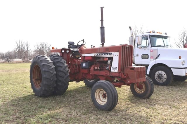 Image of Farmall 806 equipment image 1