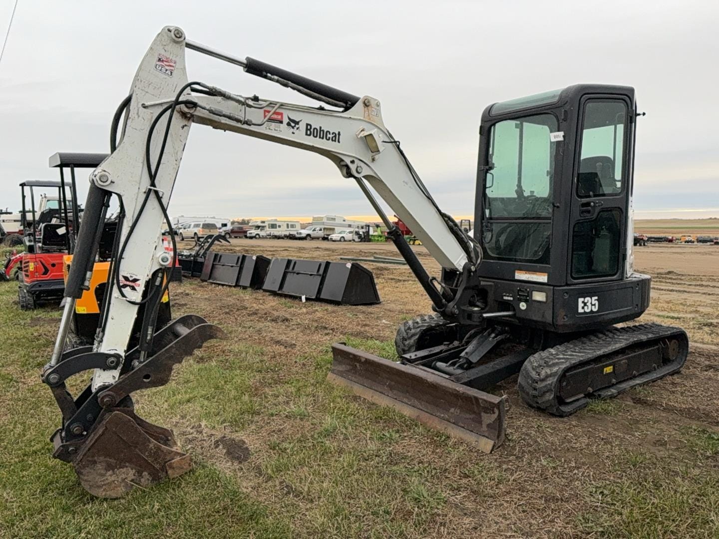 2011 Bobcat E35 Equipment Image0