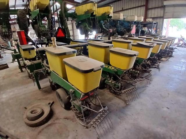 Image of John Deere 1700 equipment image 1