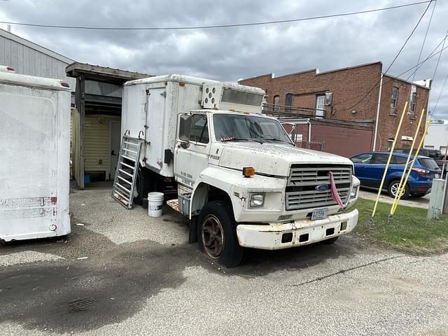 Image of Ford F-600 equipment image 2