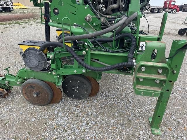 Image of John Deere 1725 equipment image 4