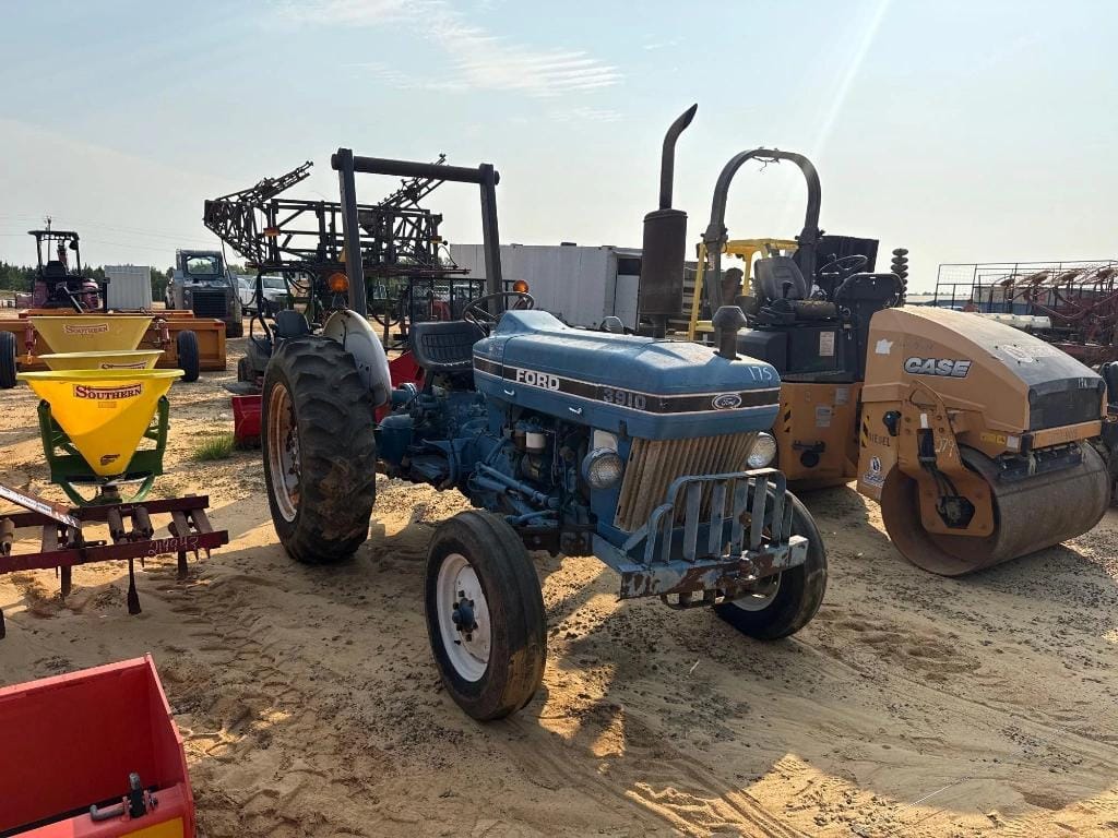 Ford 3910 Equipment Image0