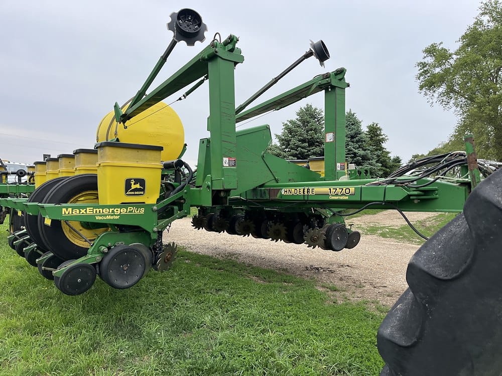 2000 John Deere 1770 Equipment Image0
