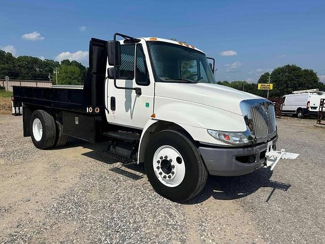 Image of International Durastar 4300 equipment image 2