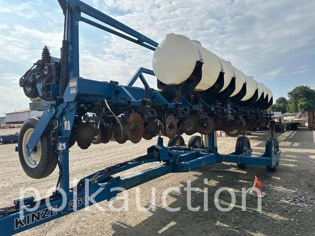 Image of Kinze 2600 equipment image 3