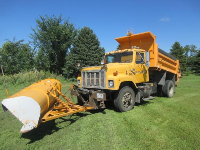 Image of International S2500 equipment image 1
