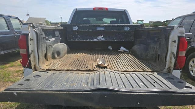 Image of GMC 2500HD equipment image 4