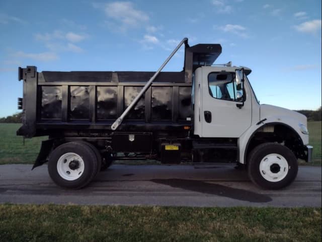 Image of Freightliner M2 106 equipment image 2