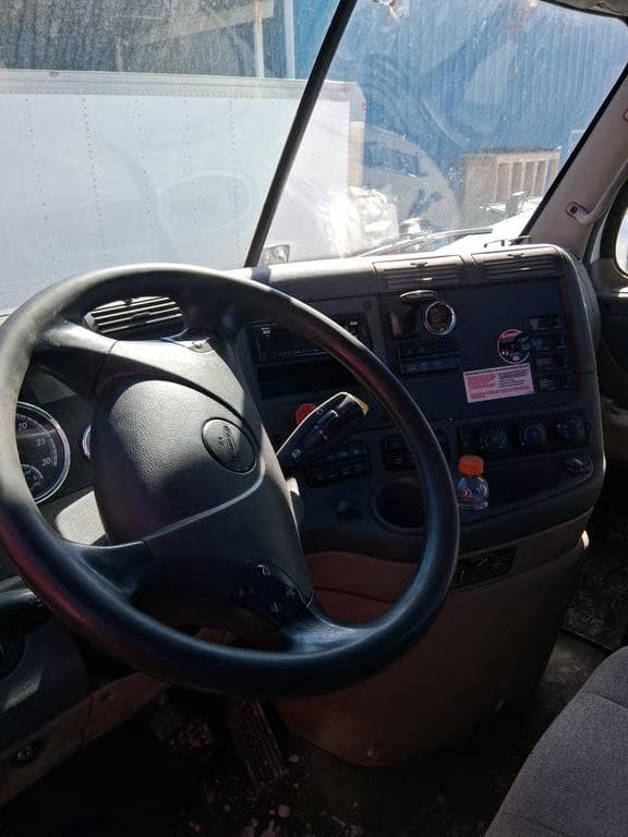 Image of Freightliner Cascadia 113 equipment image 2
