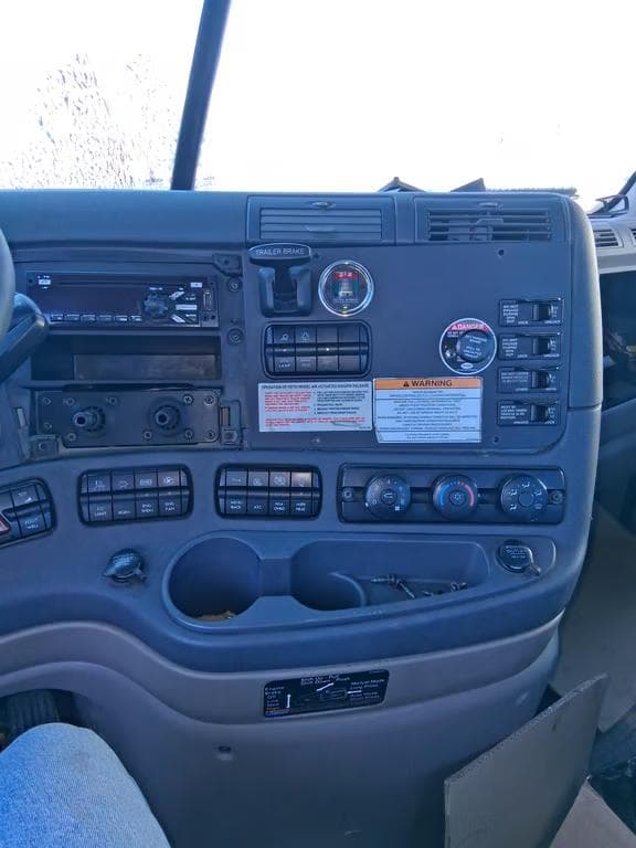 Image of Freightliner Cascadia equipment image 4
