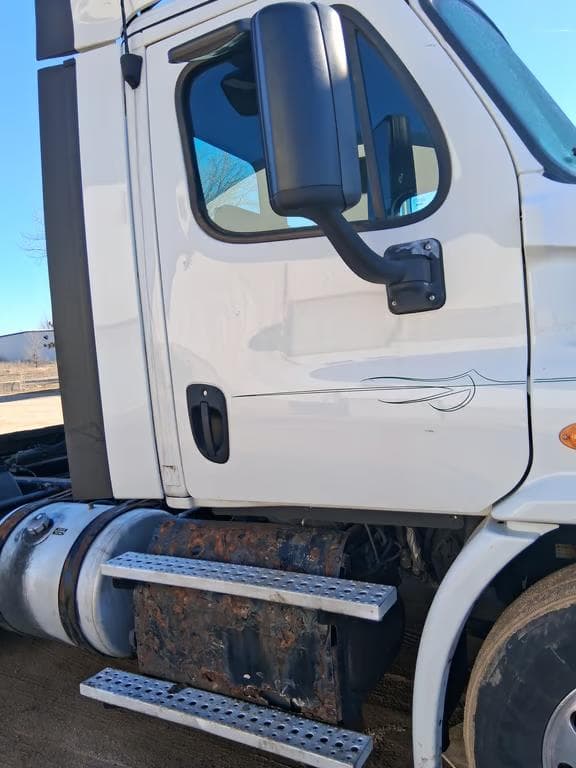 Image of Freightliner Cascadia equipment image 3