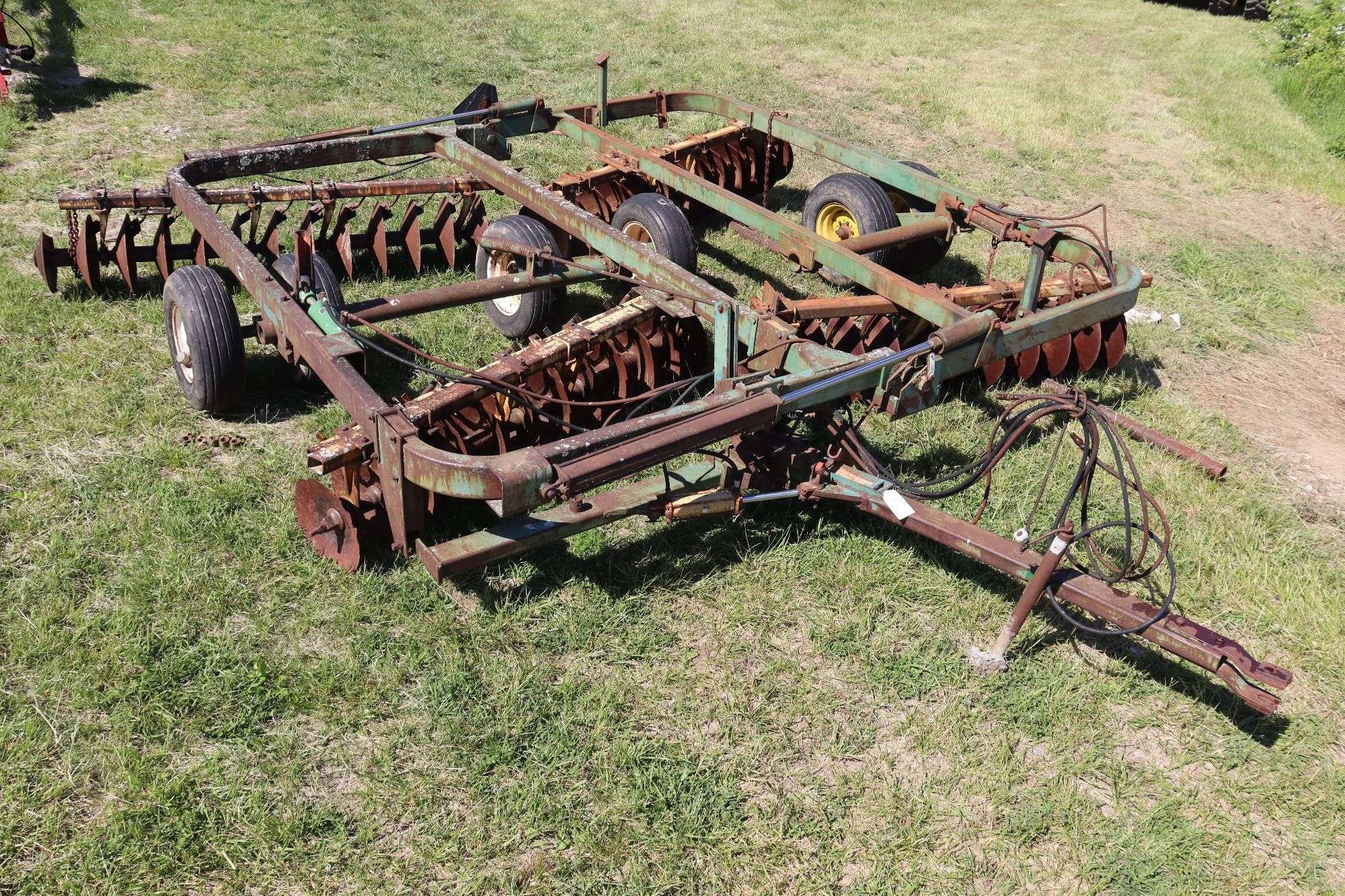 John Deere 220 Equipment Image0