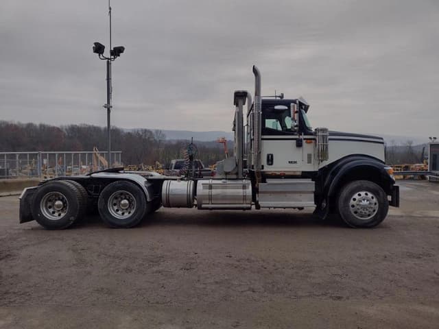 Image of International HX520 equipment image 2