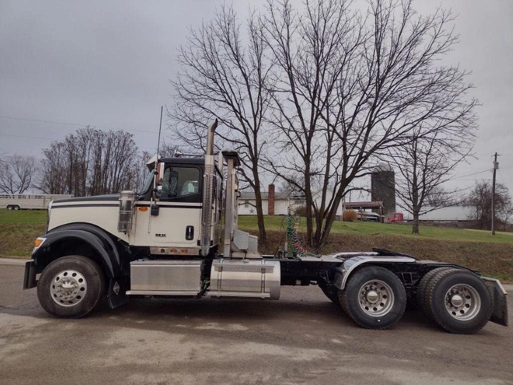 Image of International HX520 Primary image