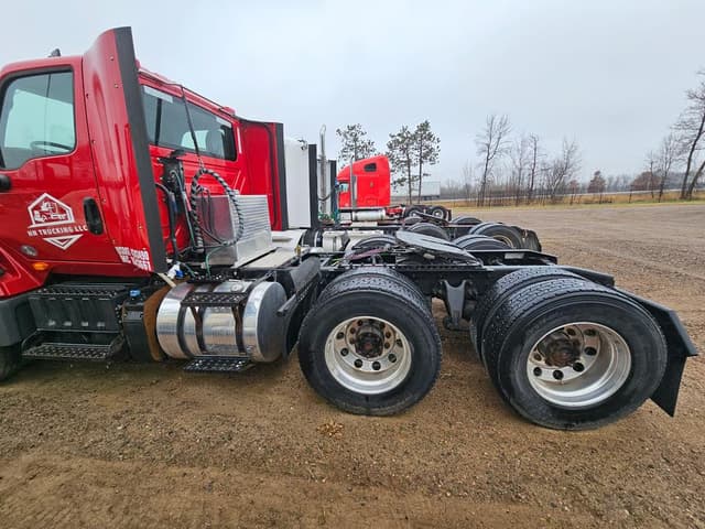 Image of International LT625 equipment image 2