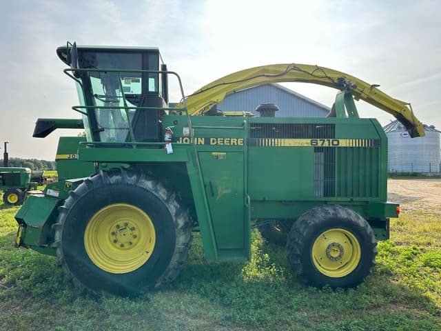 Image of John Deere 6710 equipment image 1