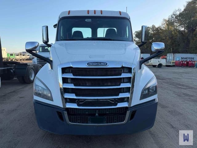 Image of Freightliner Cascadia 126 equipment image 1
