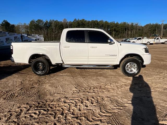 Image of Toyota Tundra SR5 equipment image 3