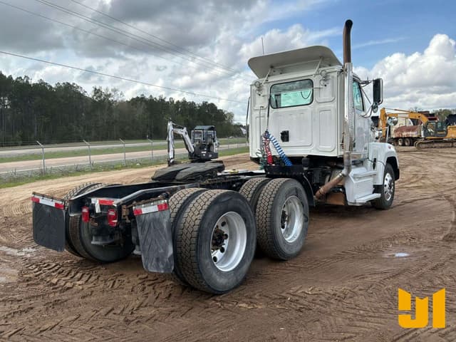 Image of Western Star 4700SF equipment image 4