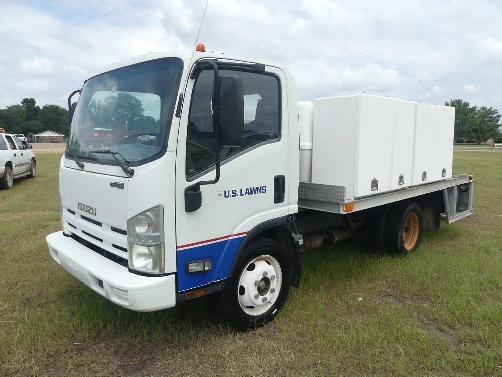 Image of Isuzu NPR Primary image