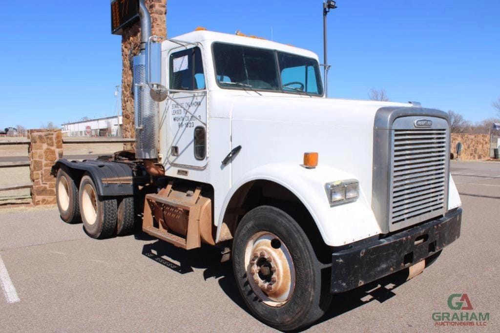 2001 Freightliner FLD120SD Equipment Image0