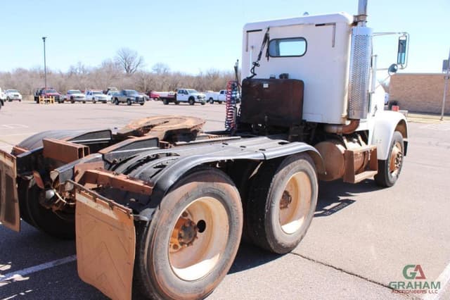 Image of Freightliner FLD120SD equipment image 1