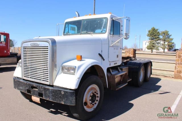 Image of Freightliner FLD120SD equipment image 3
