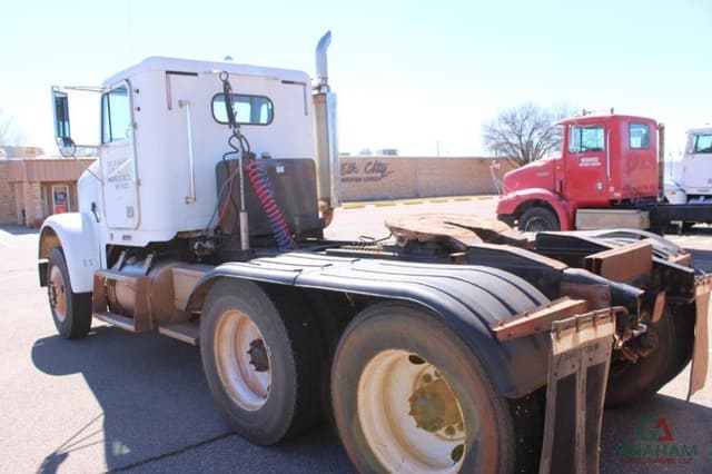 Image of Freightliner FLD120SD equipment image 2