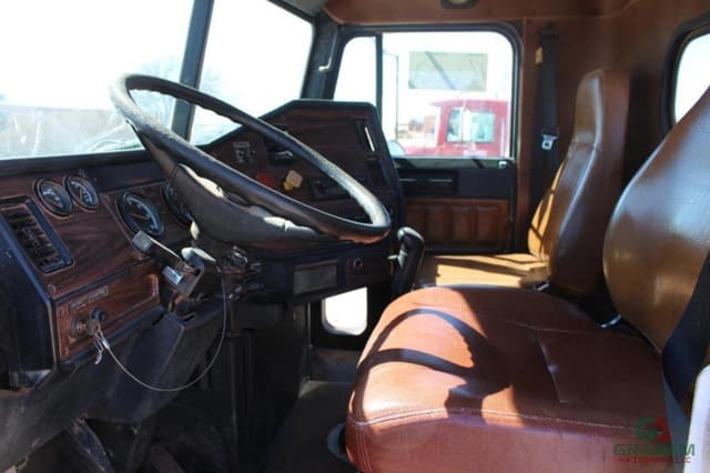 Image of Freightliner FLD120SD equipment image 4