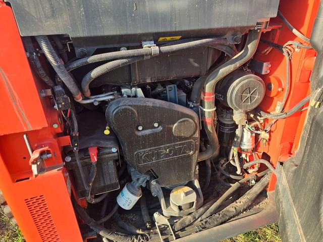 Image of Kubota SSV65 equipment image 2